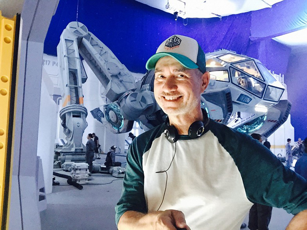 Director Roland Emmerich on the set of INDEPENDENCE DAY: RESURGENCE.