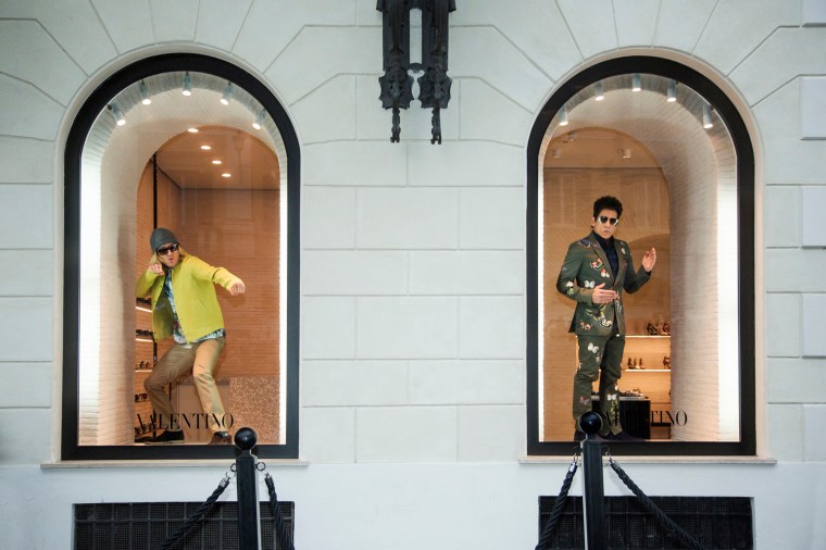 Derek Zoolander and Hansel stun the fashion world with their live appearance in the display windows at Valentino Rome.