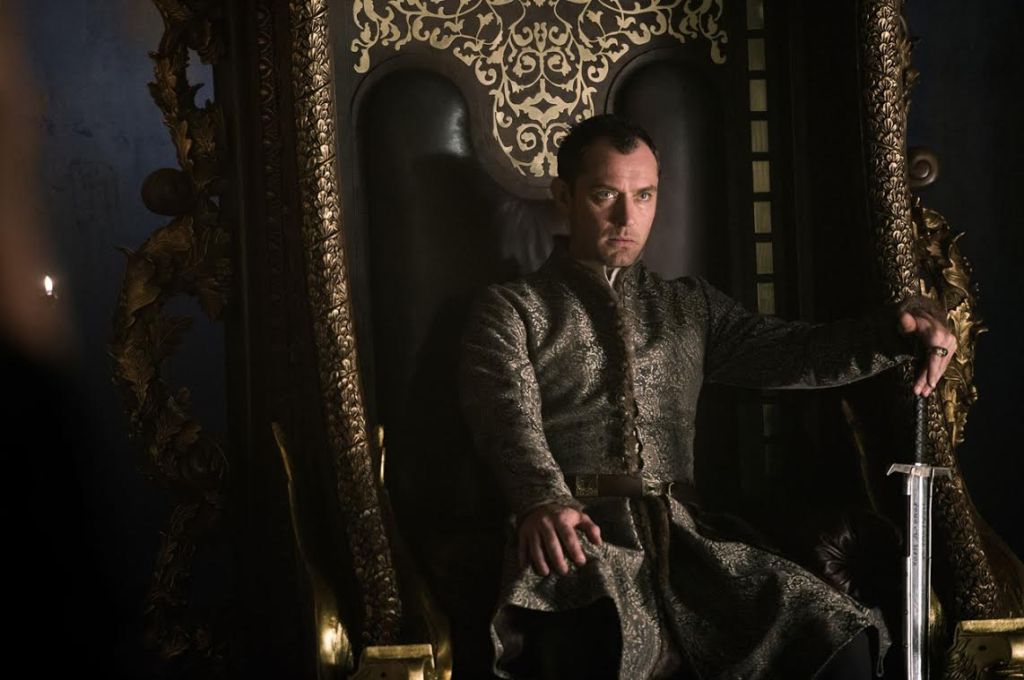 Jude Law steals the throne in ‘King Arthur: Legend of the Sword’