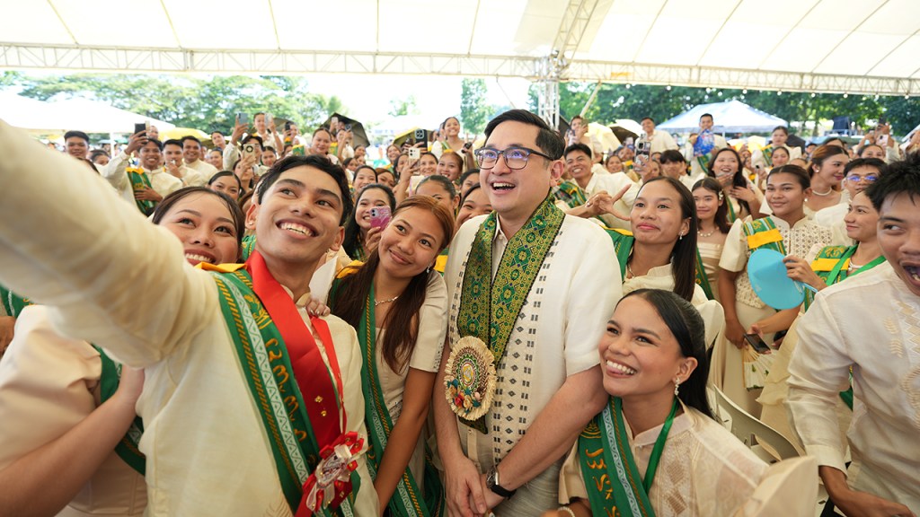 Bam Aquino remains most favorable senator for third straight&nbsp;quarter